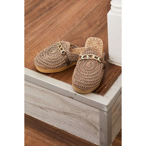Pantuflas Tejidas Color Mink con Detalle de Hebilla de Cadena, Accesorios de Ropa - Product Image 3