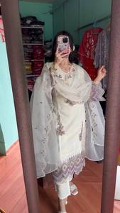 ชุดสูท Georgette Kameez สำหรับงานแต่งงานงานออกแบบโดยดีที่สุดพร้อมที่จะสวมใส่ - Product Image 2