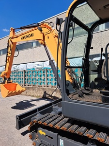 Excavadora Hyundai 2019 en Excelentes Condiciones, 6 Toneladas, Motor Yanmar, Cucharón de 0.35m, Potencia de 40500W para Movimiento de Tierras en Construcción - Product Image 3