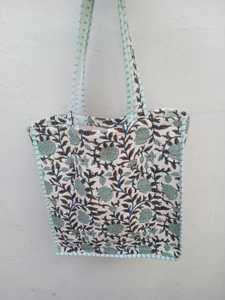Bolso Tote de Hombro para Mujer de Algodón Acolchado con Estampado Floral Multicolor Hecho a Mano en India para Verano y Compras - Product Image 5