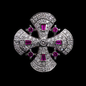 Anillo cruzado de oro blanco de 14K con diamantes naturales y rubíes de corte princesa en estilo vintage con intrincado Diseño de configuración de racimo - Product Image 1