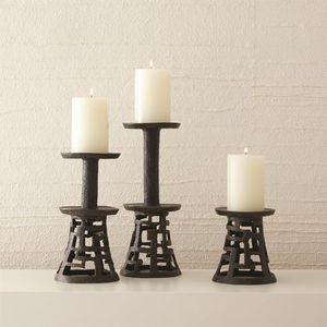 Portavelas de metal decorativo con acabado antiguo para decoración navideña y ambiente cálido de vacaciones en cualquier habitación - Product Image 1