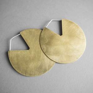 Boucles d'oreilles en laiton en forme de croissant pour femmes avec un design de coupe détaillé parfait pour les occasions traditionnelles et festives - Product Image 3