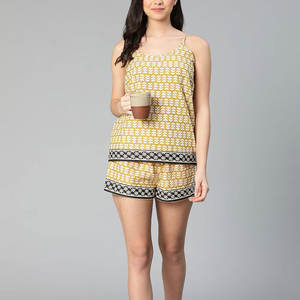 Ensemble haut et short en coton léger et décontracté pour femmes Vêtements d'été confortables avec motif solide Look de mode de vente chaude - Product Image 5