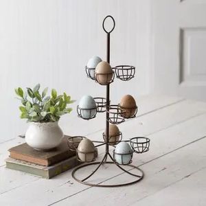 Soporte para huevos de hierro con acabado negro con estructura única, ideal para casas de estilo rural e interiores rústicos - Product Image 3