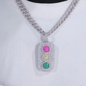 Collier pendentif hip-hop en moissanite VVS de style antique, serti de pierres, avec argent 925 plaqué or, design de feu de circulation, à bas prix - Product Image 5