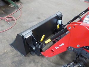 Tracteur compact 4x4 Massey Ferguson GC1725M avec chargeur frontal et pelle arrière, livraison rapide - Product Image 2