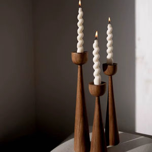 Supports en bois de style mid-century avec des bougies coniques en spirale. Disponible aux prix de gros - Product Image 1