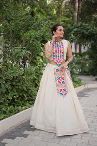 Navratri Especial Kora Algodón Con Atractivo Kutchi Gamthi Trabajo Lehenga Choli Fabricante De Surat A Precio Mayorista - Product Image 3