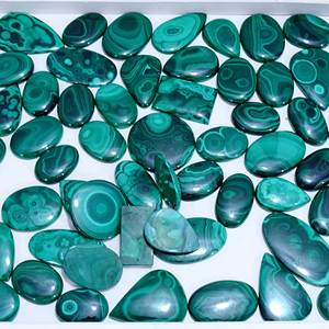 Cabochon de malachite naturelle en forme de mélange lisse de taille libre de pierre de fournisseur de pierres précieuses au prix d'usine en gros - Product Image 6