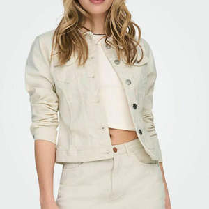 Chaqueta vaquera OEM para mujer, color crudo, diseño único, bolsillos en el pecho, cierre de botones, diseñado para mujer, comodidad para todas las estaciones - Product Image 1