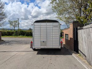 รถพ่วงไฮดรอลิกสำหรับฟาร์ม Nugen L361H-H ขนาด 12 ฟุต 7 ฟุต แบบสองเพลา ขับเคลื่อนสองล้อ ระบบกันสะเทือนแบบ Partition Gate ยางใช้แล้ว พร้อมเกียร์ รับประกัน 1 ปี - Product Image 5