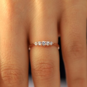 Dainty แหวนแต่งงาน,แหวนแกะสลักสีโรสโกลด์18K ได้รับการรับรองจาก Moissanite หินทรงกลม5เม็ดดีไซน์เครื่องประดับทำด้วยมือ - Product Image 1