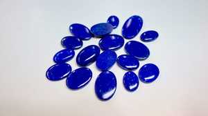 Pierre précieuse naturelle de haute qualité en lapis-lazuli et en corail, cabochon ovale bleu poli avec jeu de couleurs pour la fabrication de bijoux - Product Image 2