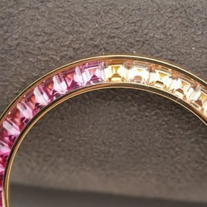 ขอบนาฬิกาทำมือสุดหรู ขนาด 40 มม. ทำจากสแตนเลสสตีล ประดับด้วยอัญมณีสีดำ สีขาว และสีเขียวมรกต พร้อมเพชรทรงบาแกตต์ใส วัสดุคุณภาพสูง - Product Image 2