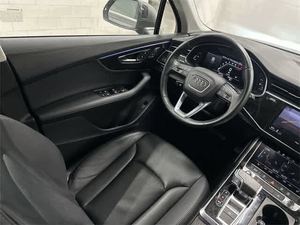 SUV A - Q7 quattro Premium Plus 55 TFSI 2024 Gris Metálico Samurai, Usado en Excelentes Condiciones y a un Precio Accesible, con Asientos de Cuero y Techo Corredizo - Product Image 2