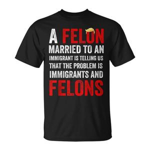 T-shirt promozionale con la scritta 'Problema dell'immigrante criminalizzato' - Product Image 1