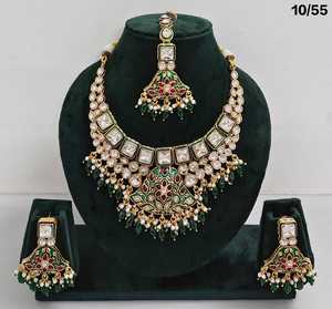 Conjunto de collar y aretes chapados en oro de calidad superior con joyería de diseñador de forma cuadrada con tachuelas Kundan para mujer, perfecto para regalar - Product Image 2