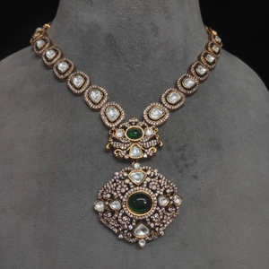 Ensemble de collier et boucles d'oreilles en or mat plaqué or, design Polki, bijoux de mariée pour mariage et célébration de fête - Product Image 1