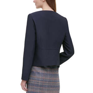 Giacca in twill blu navy da donna Calvin Klein con cerniera frontale, taglia 4, in pelle PU, con ricami in cotone, ideale per autunno e primavera - Product Image 2