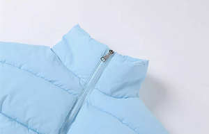 Veste en jean noire classique avec boutons sur le devant et poches sur la poitrine, vêtement décontracté pour hommes et femmes, look streetwear élégant - Product Image 4