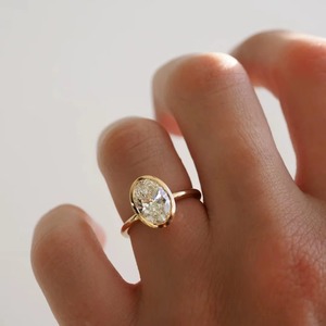 Anillo de Diamante Moissanita de Corte Ovalado de 1.50 Ct, Oro Blanco de 14k, Hermoso Diseño, Joyería de Lujo Moderna para Regalo de Boda o Compromiso - Product Image 4