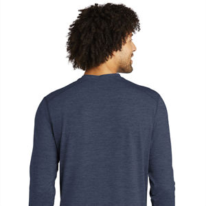 Nouveauté T-shirt à manches longues pour homme Fabriqué avec un tissu tricoté élégant et confortable Idéal pour les vêtements de sport décontractés et de tous les jours - Product Image 4