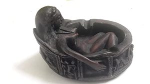 Cendrier en résine au design moderne avec figure nue Cadeau personnalisé pour la maison - Product Image 4