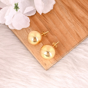 Vente en gros Lot de 25 paires de boucles d'oreilles élégantes en laiton plaqué or avec boule chic, bijoux tendance pour fiançailles, mariage et cadeaux pour femmes - Product Image 3