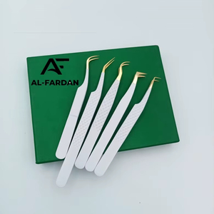 Vente en gros de pinces d'extension de cils en acier inoxydable avec logo personnalisé Conception à fort volume incurvé avec bouts pointus en fibre blanche dorée - Product Image 1