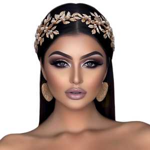 Bridella BHP353 Bandeau en cristal Perle dorée et alliage avec un design floral élégant Ajustement confortable pour les mariages, les bals de fin d'année, les événements formels - Product Image 6