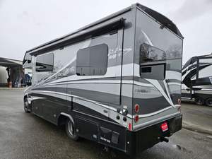 Autocaravana Diésel Clase C Usada a Buen Precio, Dynamax Isata Serie 3 24FW 2018 en Venta - Product Image 2