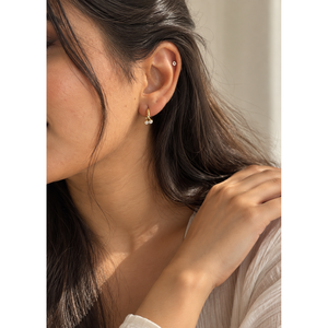 ต่างหูเชอร์รี่ชาร์มฮักกี้ประดับหินเพทาย - Product Image 2