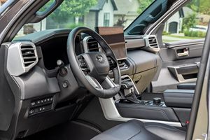 Toyota Sequoia Platinum 4x4 BE 2023 Usada - Product Image 3