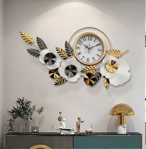 Horloge murale minimaliste noire et en bois avec un cadre ouvert simple et un design suspendu vertical. - Product Image 3