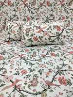 Draps de lit 100% coton sur mesure de différentes tailles dans des motifs floraux dans des couleurs pastel et vives avec des housses d'oreiller.