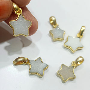 Charmes en forme d'étoile Druzy blanc naturel 10-12mm connecteur de lunette en forme de fantaisie en pierre précieuse vendu par pièces - Product Image 1