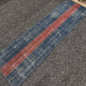 Alfombra Herki de 2.3x7.6 pies, Alfombra Turca Vintage, Alfombra a Rayas Azul y Roja - Product Image 2