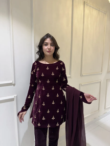 ชุดคุर्ตา ปาจามา ผ้ากำมะหยี่สีม่วงแดงเข้มแบบอินเดียและปากีสถาน พร้อมผ้าคลุมไหล่ (ดูปัตตา) - Product Image 6