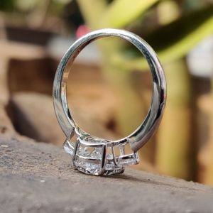 Impresionante anillo de compromiso ovalado de tres piedras con detalles de corte de pera en oro de 10K - Product Image 4