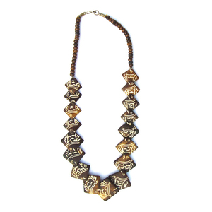 Exclusivo Collar de Mujer de 18 Pulgadas con Cuentas de Hueso en Forma de Corazón Hechas a Mano en India por MAE, Joyería Étnica Moderna y Elegante para Bodas - Product Image 3
