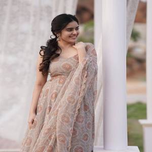 Ensemble de robe ethnique pour femme en georgette de renard lourd imprimé numérique avec Dupatta élégant et bas parfait pour une tenue de fête - Product Image 1