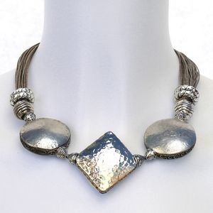 Regalo DE BODA Mujer Look atractivo Metal y algodón Lujo Hecho a mano Resina Collar corto de lujo Regalo de boda de lujo X Mas - Product Image 1