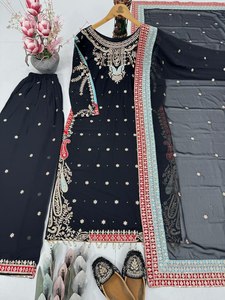 Este hermosamente diseñado conjunto tradicional de Salwar Kameez con bordes de encaje elegantes, un atuendo de diseñador de SHREE INDIAN EXPORTS. - Product Image 6