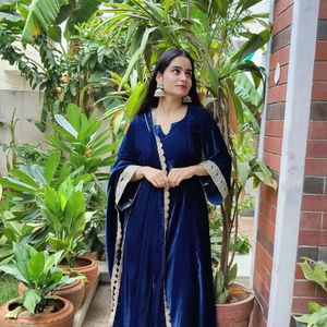 ชุดเดรสผ้ากำมะหยี่ดีไซน์เนอร์ผ้าวิสคอสสำหรับงานปาร์ตี้พร้อมกางเกงลายลูกไม้ขอบสี่ด้าน - Product Image 1