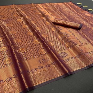 Sari en soie Banarasi élégant et doux avec des fils de cuivre sur toute la surface et un tissage jacquard, vêtement ethnique haut de gamme pour les occasions spéciales - Product Image 3