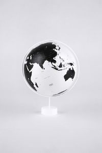 Globe décoratif moderne de designer avec un artisanat minimaliste pour la décoration de la maison - Product Image 2