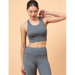 สปอร์ตบราสำหรับผู้หญิงสีเทาพร้อมสายรัดหลังหลายเส้น - Product Image 1