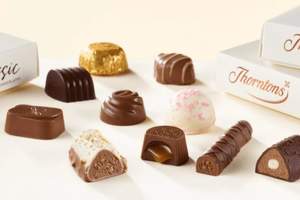 Thorntons Boîte de sélection de chocolat à la menthe classique 250g Moments et 233g de bonbons aromatisés au yogourt et au thé solides - Product Image 5