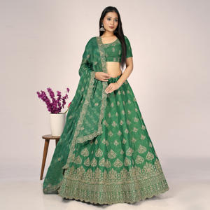 Lehenga Choli de Lujo Bordado con Tejido de Motivos Detallados, Acabado de Borde Ornamentado y Dupatta Suave y Fluido para Uso Festivo - Product Image 1